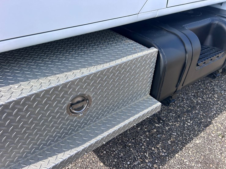 #1008-•-international-cab-and-chassis-image-28