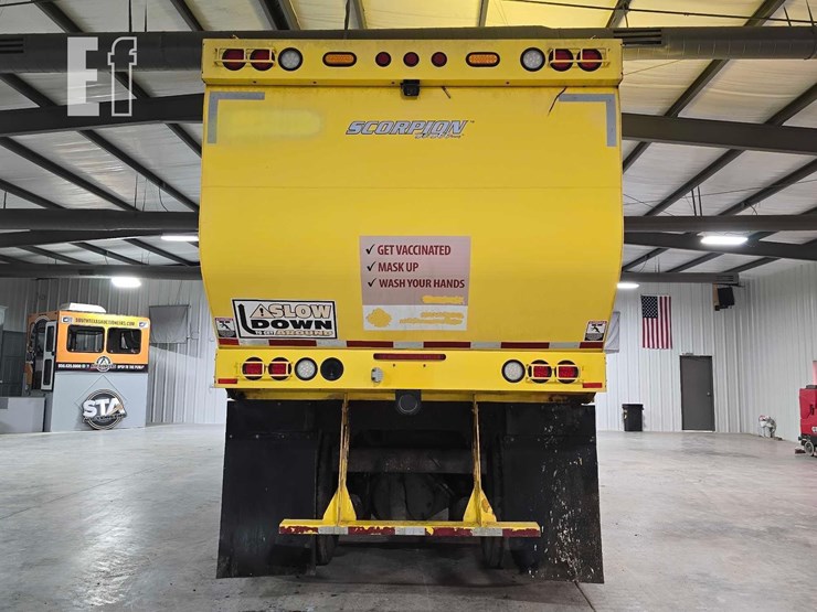 2018-peterbilt-320-image-8