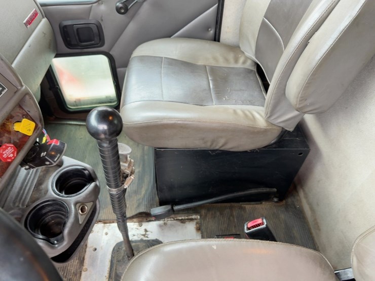 2005-kenworth-t300-image-26