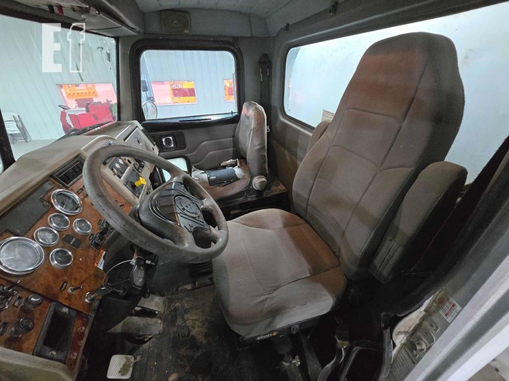 2009-peterbilt-340-image-9