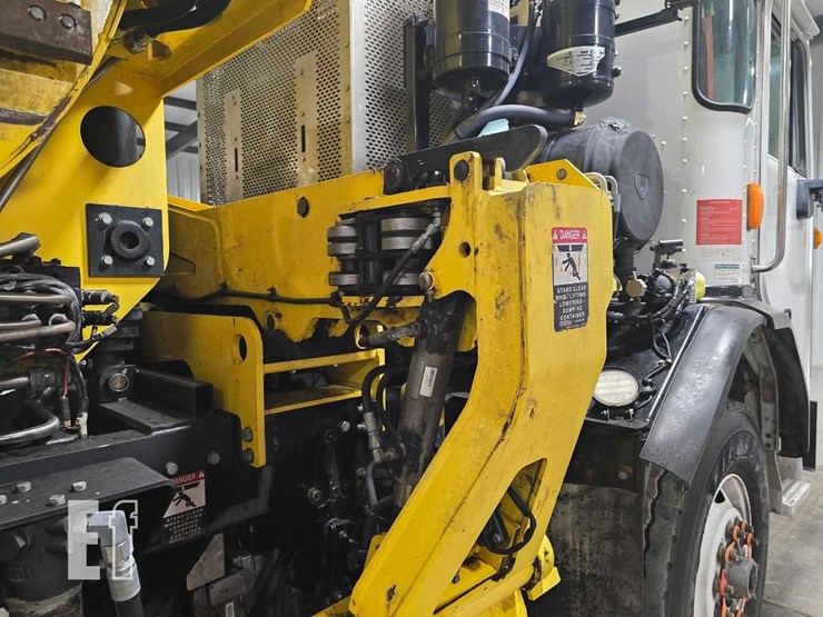 2018-peterbilt-320-image-24