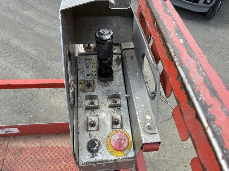 2019-skyjack-sj6826rt-image-16