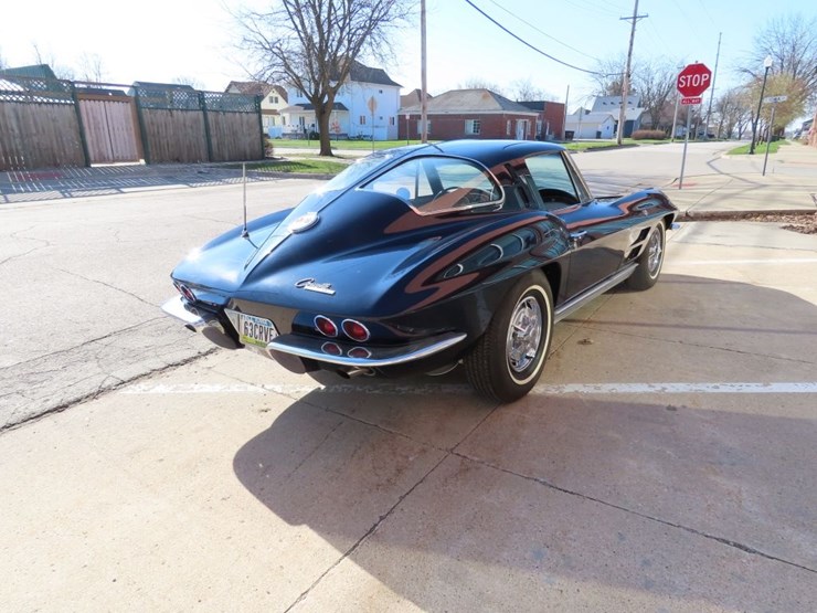 1963-chevrolet-corvette-stingray-split-window-coupe-image-5