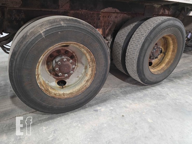 2008-peterbilt-320-image-30