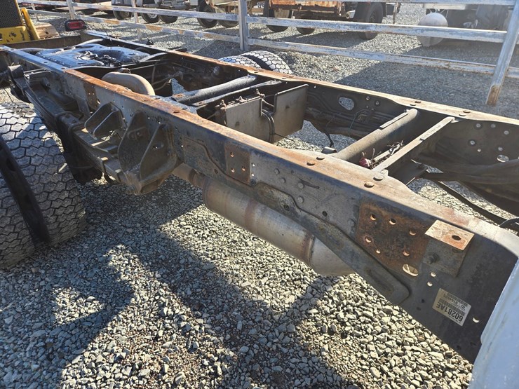 2017-massey-ferguson-8-image-22