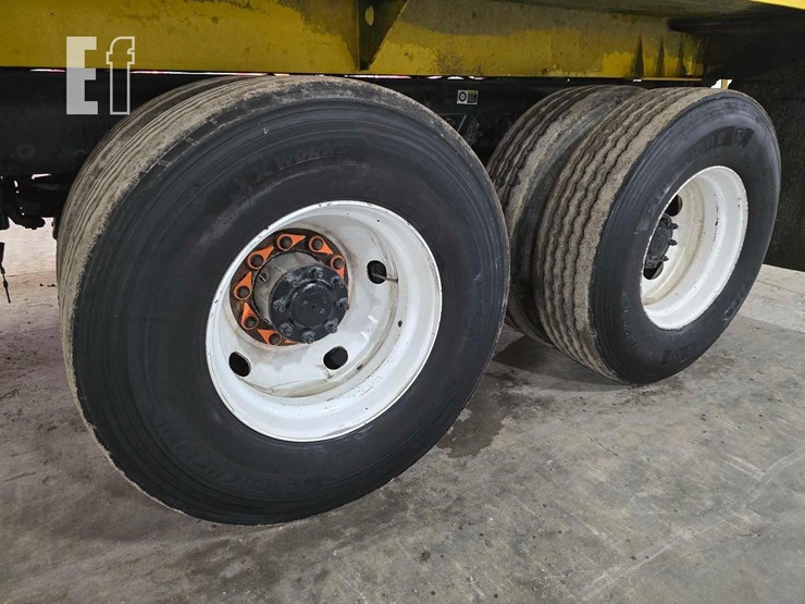 2018-peterbilt-320-image-35