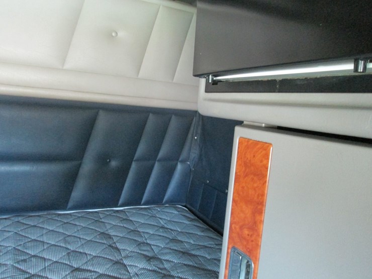 2008-peterbilt-389-image-39