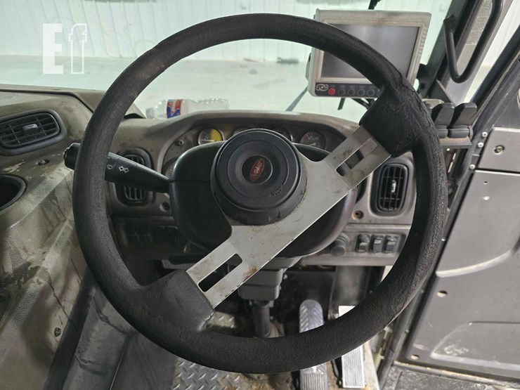 2018-peterbilt-320-image-10