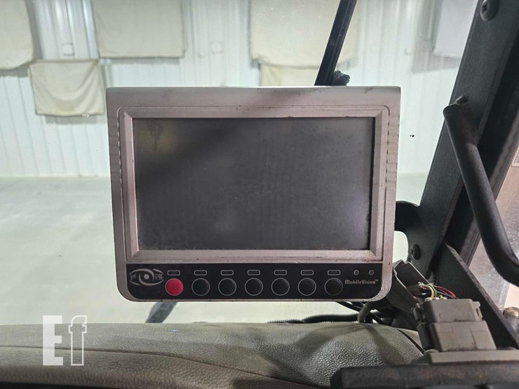 2018-peterbilt-320-image-14