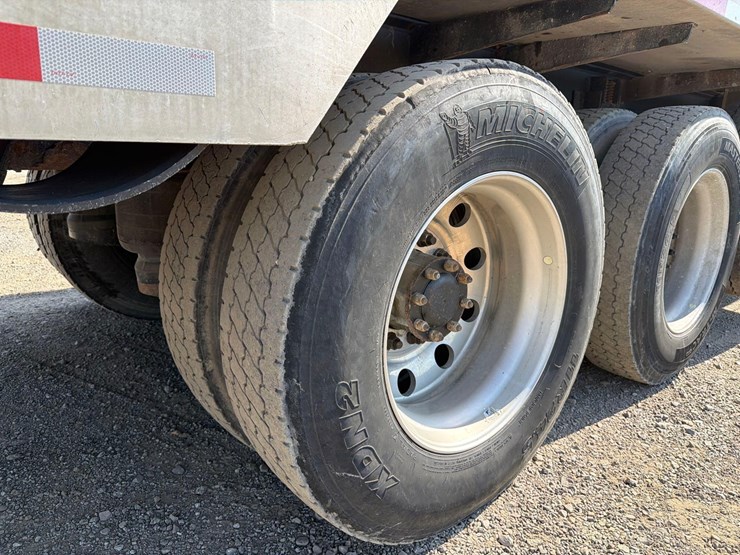 2012-peterbilt-389-image-21