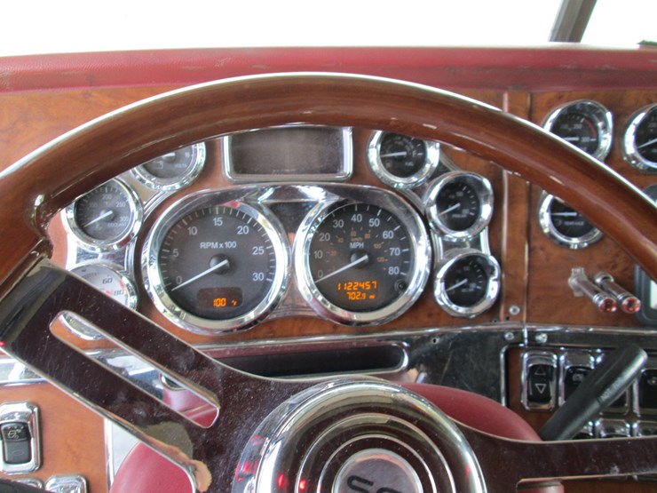 2008-peterbilt-389-image-47