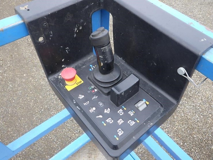 2017-genie-gs-4390-scissor-lift-image-23