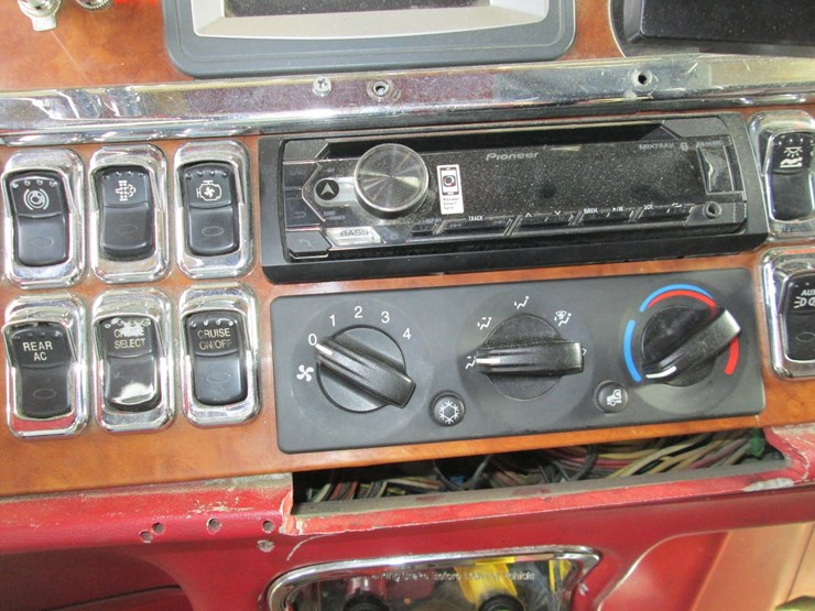 2008-peterbilt-389-image-43