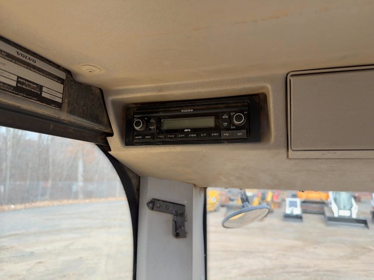 2016-volvo-ecr88d-image-36