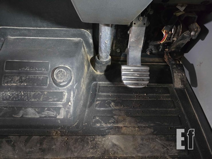 2021-deere-260e-image-11