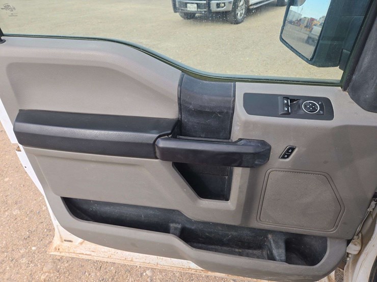 2017-ford-f150-xl-image-10