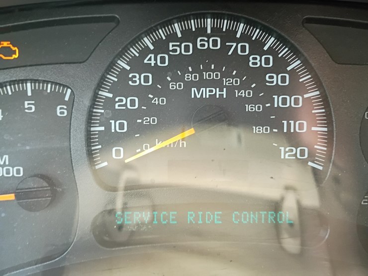 2005-chevrolet-suburban-image-51