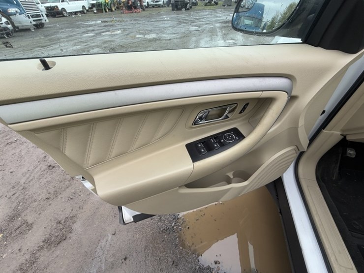 2014-ford-taurus-sedan-image-23