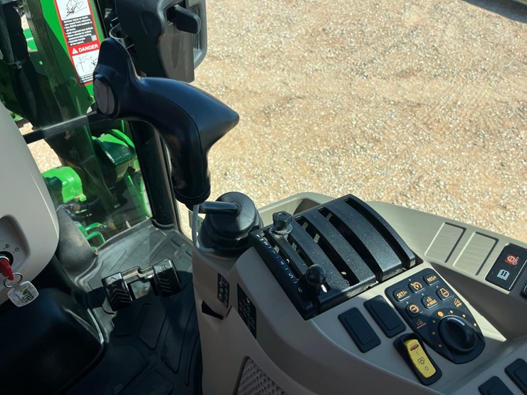 2021-john-deere-4052r-image-18