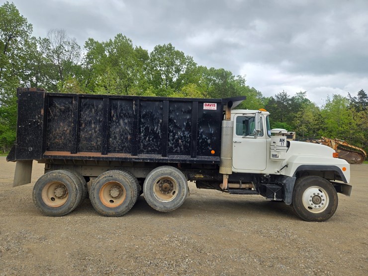 2001-mack-rd690s-image-21