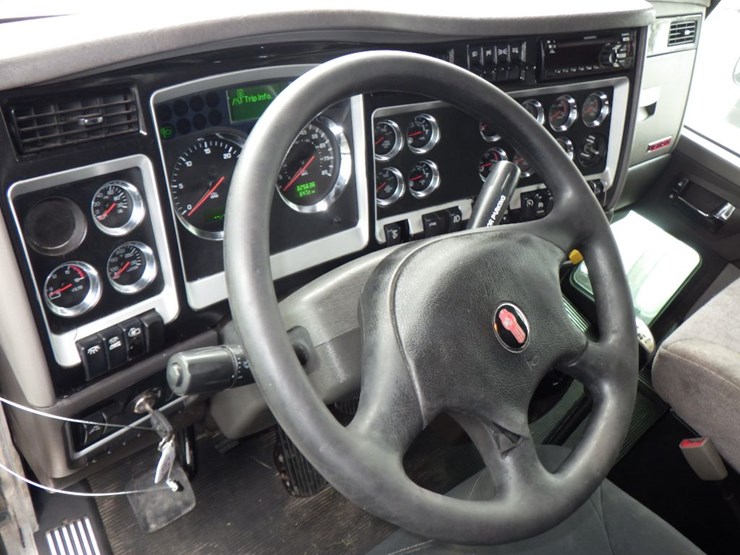 2016-kenworth-t800-image-16