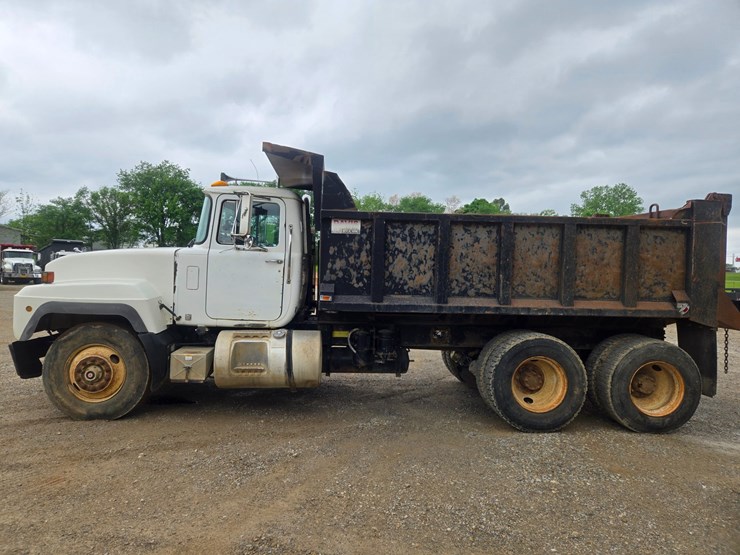 1996-mack-rd690s-image-5