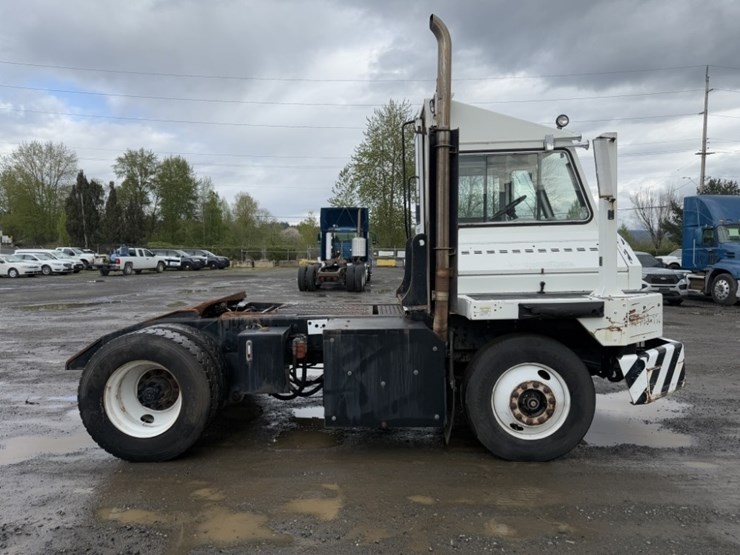 2010-kalmar-ottawa-yard-spotter-truck-image-3