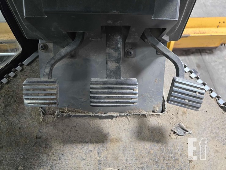 2012-caterpillar-140m2-image-17