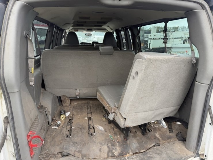 2017-chevrolet-express-3500-image-19