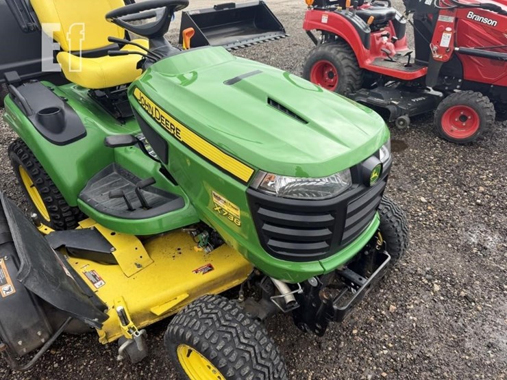 2017-john-deere-x738-image-10