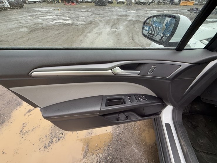 2014-ford-fusion-sedan-image-23