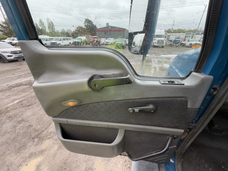 mack-cxu-tri-axle-truck-tractor-image-23