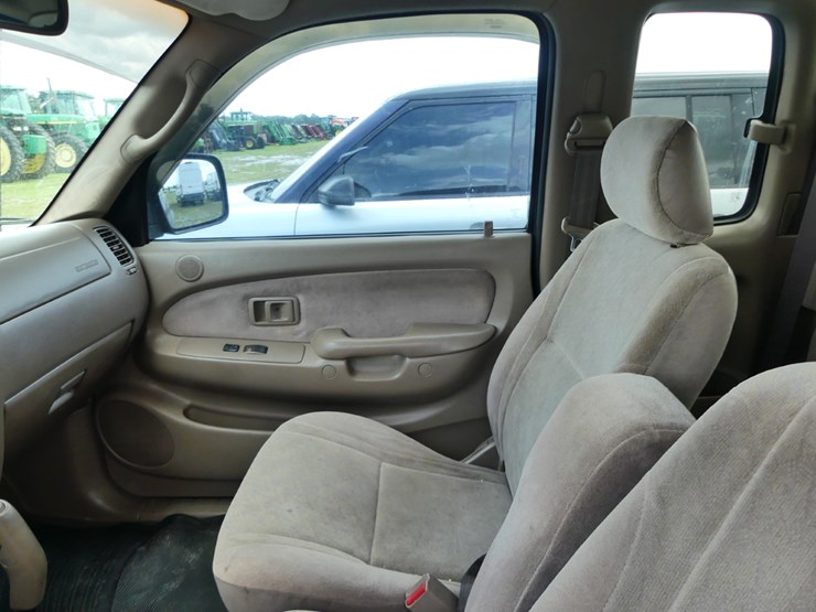 2004-toyota-tacoma-sr5-image-10