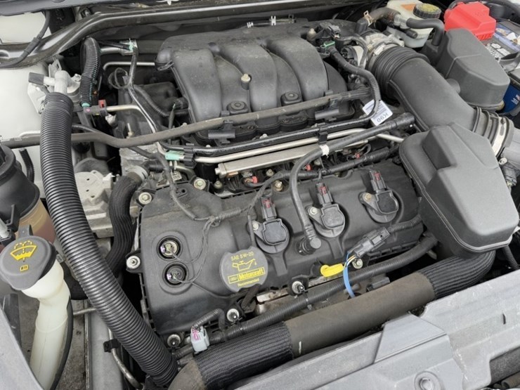 2014-ford-taurus-sedan-image-11