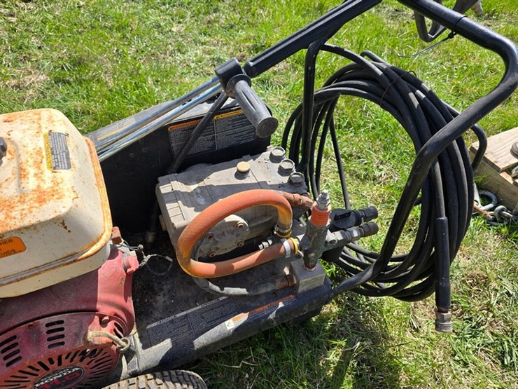 #584-•-mi-t-m-3004-portable-pressure-washer-image-5