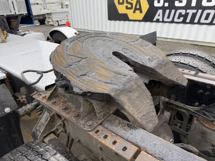 mack-cxu-tri-axle-truck-tractor-image-17