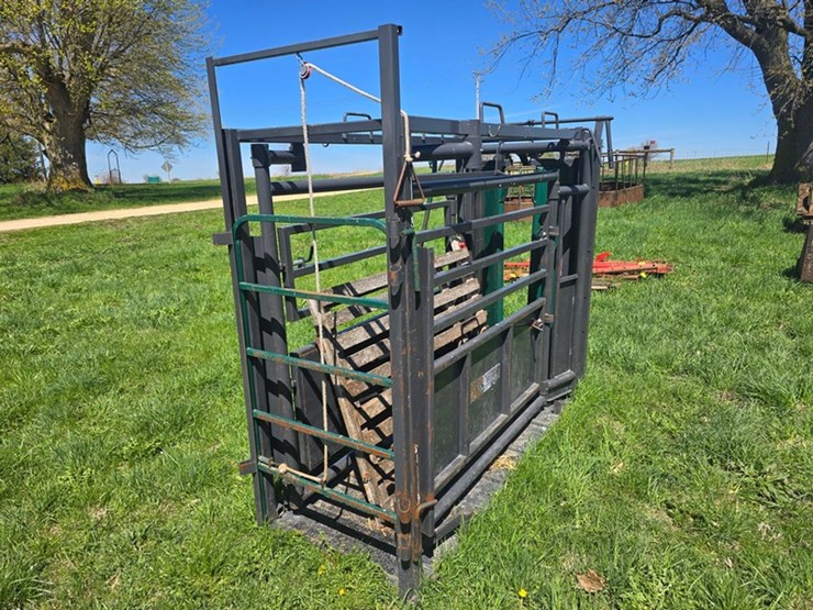#542-•-tuff-built-cattle-chute-image-5