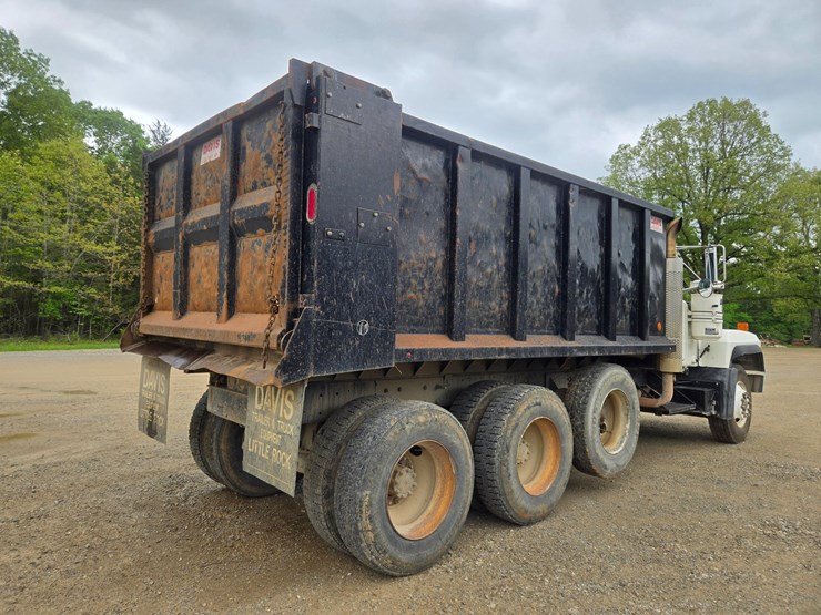 2001-mack-rd690s-image-17