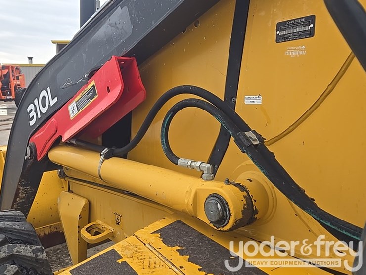 2018-deere-310l-image-31