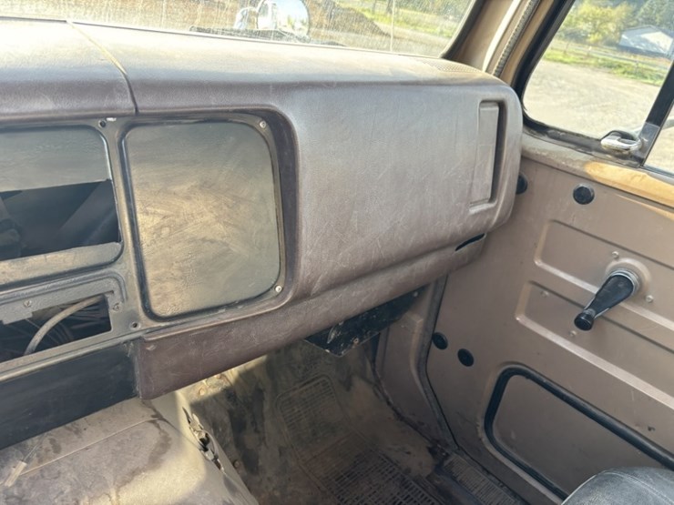 1985-international-4700-image-30