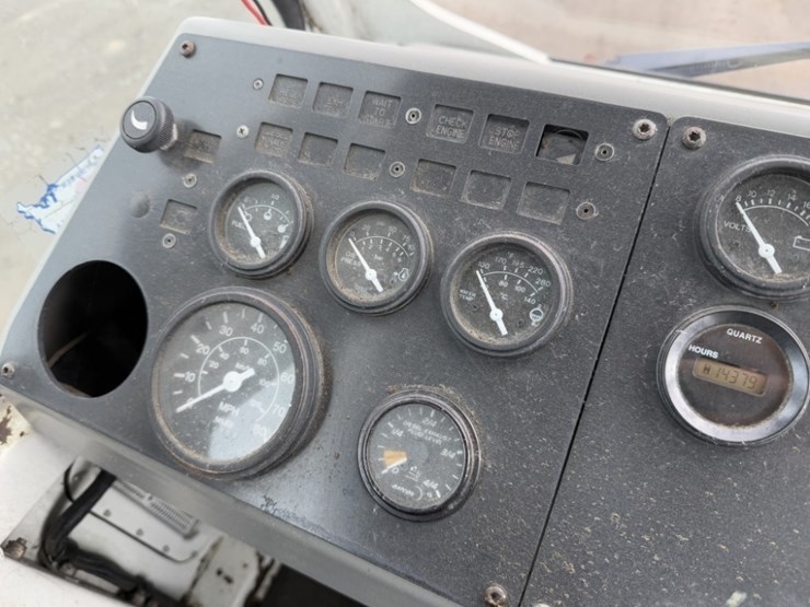 2010-kalmar-ottawa-yard-spotter-truck-image-22