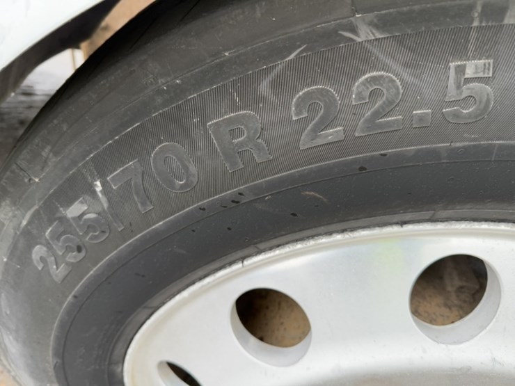 2013-mack-cxu613-tri-axle-truck-tractor-image-19