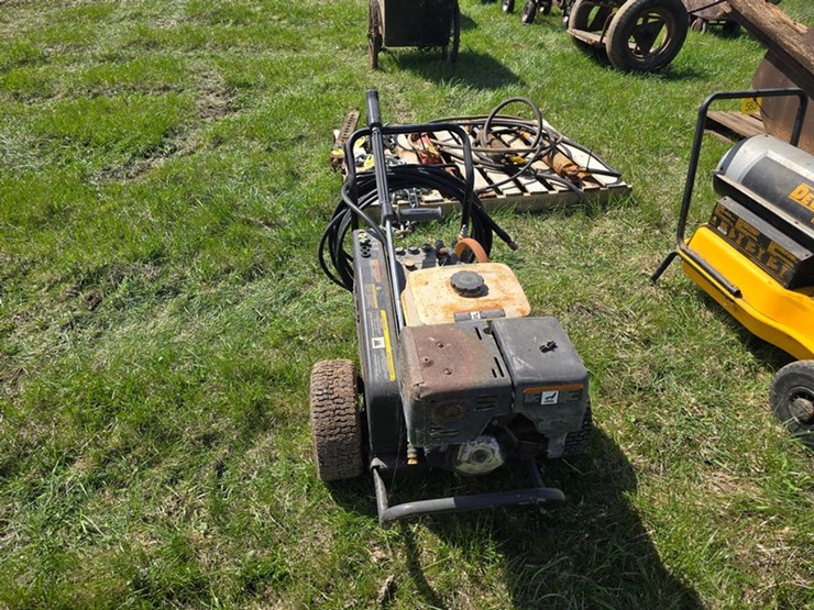 #584-•-mi-t-m-3004-portable-pressure-washer-image-2