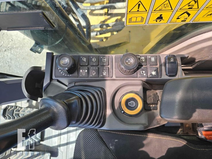 2020-caterpillar-326-image-18