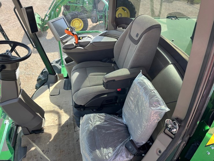 2023-john-deere-w235r-image-31