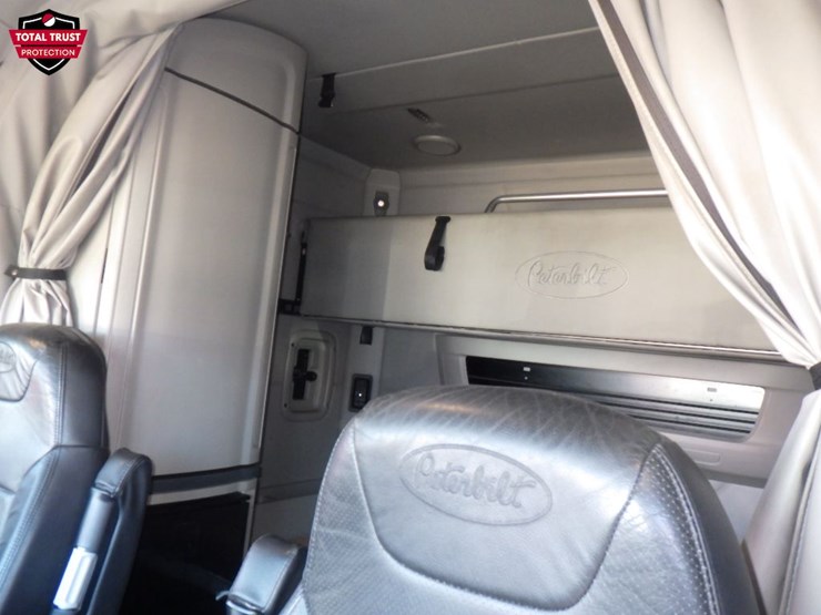 2022-peterbilt-567-image-21