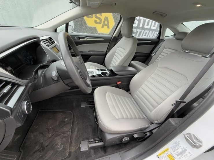 2014-ford-fusion-sedan-image-22