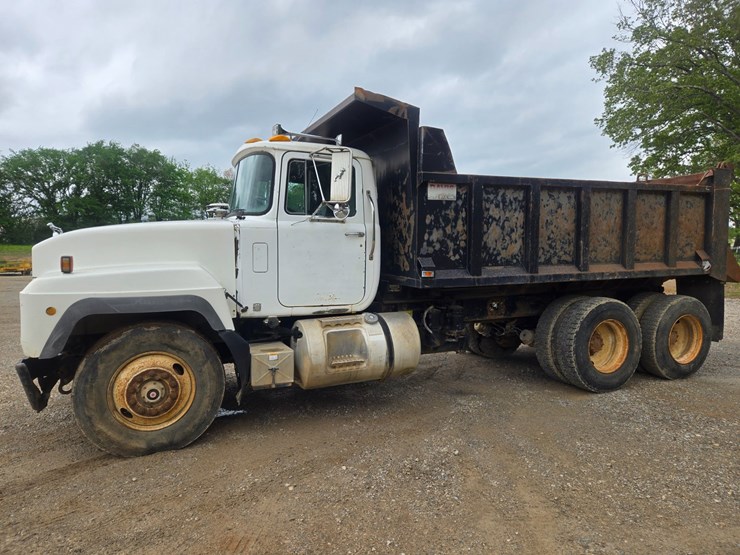 1996-mack-rd690s-image-4