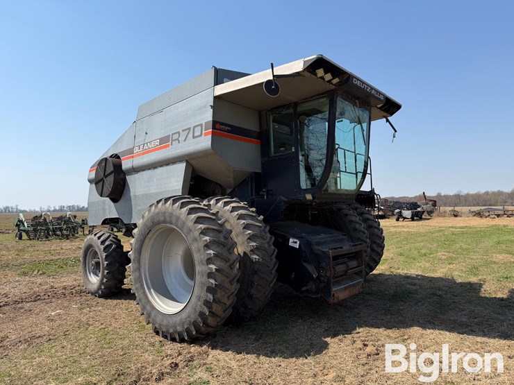 1990-gleaner-r70-image-3