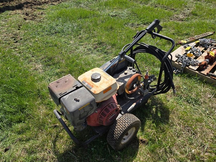 #584-•-mi-t-m-3004-portable-pressure-washer-image-3